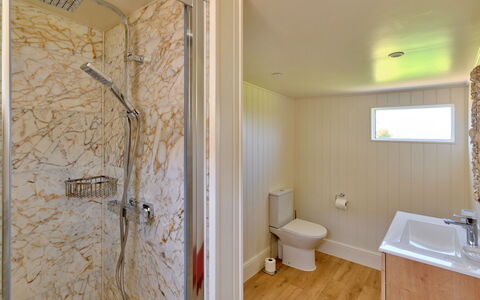 The Coast House: Muur, Loodgieterswerkinrichting, Flooring, Verdieping, Hout, Badkamer, Loodgieter, Interieur Ontwerp, Plafond, Kraan