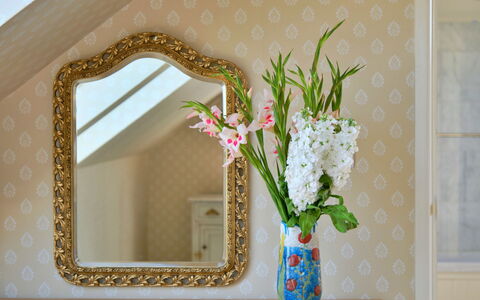 The Coast House: Interieur Ontwerp, Spiegel, Gieten, Fotolijst, Behang, Lamp, Woonkamer