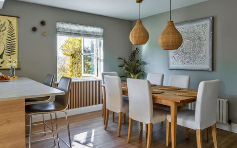 Thyme Bank: Meubilair, Interieur Ontwerp, Flooring, Hout, Verdieping, Eetkamer, Plafond, Tafel, Keuken En Eettafel, Stoel