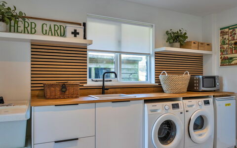 Thyme Bank: Hout, Interieur Ontwerp, Keuken, Flooring, Countertop, Kamer, Major Appliance, Cabinetry, Huishoudapparatuur, Wasruimte