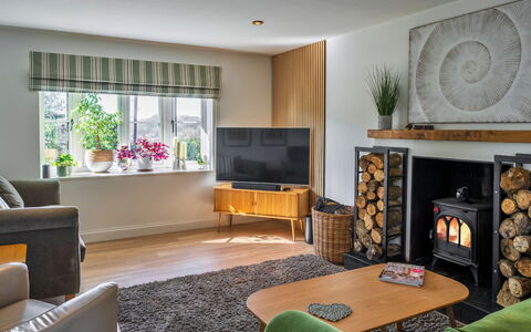 Thyme Bank: Meubilair, Interieur Ontwerp, Flooring, Muur, Verdieping, Hout, Kamer, Woonkamer, Plafond, Bankstel