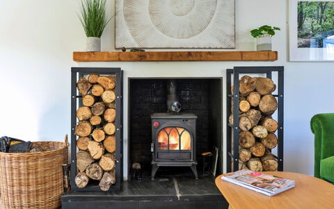 Thyme Bank: Meubilair, Haard, Flooring, Interieur Ontwerp, Houtkachel, Fireplace, Kamer, Warmte, Fotolijst, Woonkamer