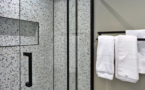 Thyme Bank: Loodgieterswerkinrichting, Badkamer, Flooring, Interieur Ontwerp, Loodgieter, Verdieping, Tegel, Deur Van De Douche, Samengesteld Materiaal, Glas