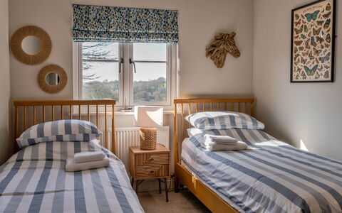 Thyme Bank: Bed, Meubilair, Bedding, Slaapkamer, Interieur Ontwerp, Laken, Hout, Verdieping, Linens, Flooring