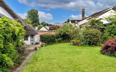 Okehampton 619: Huis, Struik, Dak, Verblijf, Huis, Tuin, Groundcover, Landscaping, Werf