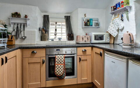 Okehampton 619: Keuken, Toestel Van De Keuken, Countertop, Major Appliance, Fornuis, Cabinetry, Huishoudapparatuur, Gootsteen, Meubilair, Interieur Ontwerp