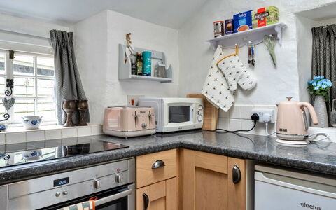 Okehampton 619: Toestel Van De Keuken, Keuken, Major Appliance, Countertop, Huishoudapparatuur, Interieur Ontwerp, Meubilair, Fornuis, Cabinetry, Small Appliance