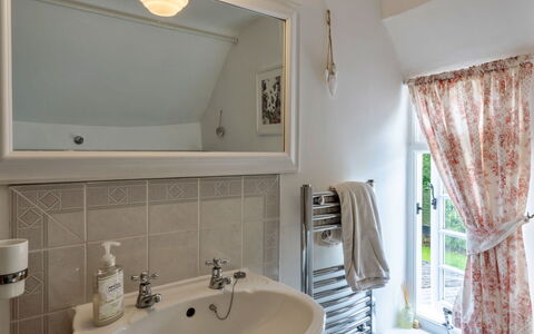 Okehampton 619: Interieur Ontwerp, Muur, Loodgieterswerkinrichting, Flooring, Plafond, Verdieping, Kraan, Verlichting, Badkamer, Wastafel