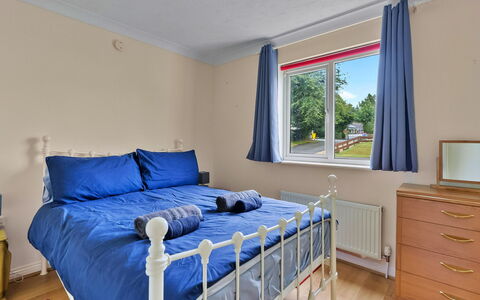 Lavender Waye: Meubilair, Interieur Ontwerp, Flooring, Verdieping, Plafond, Bed, Slaapkamer, Huis, Laken, Kamer