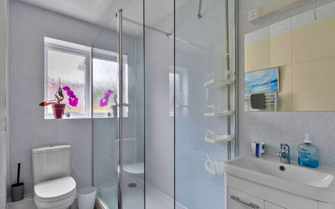 Lavender Waye: Badkamer, Loodgieterswerkinrichting, Interieur Ontwerp, Flooring, Verdieping, Wastafel, Toilet, Kraan, Badkamerkast, Loodgieter