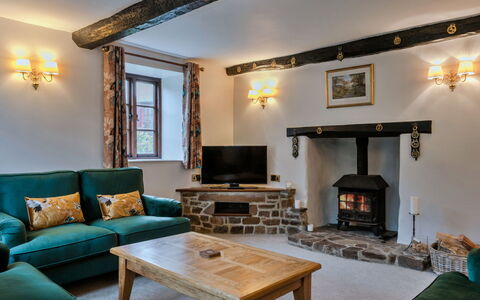 Town Farm Cottage: Muur, Meubilair, Interieur Ontwerp, Verlichting, Huis, Plafond, Woonkamer, Lichte Inrichting, Bankstel
