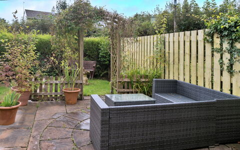 Town Farm Cottage: Tuin, Struik, Bloempot, Backyard, Buitenmeubels, Groundcover, Landscaping, Flagstone, Werf