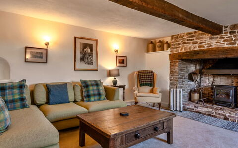 Syncocks Farm Cottage: Meubilair, Muur, Hout, Interieur Ontwerp, Flooring, Woonkamer, Bankstel, Plafond, Huis, Verdieping