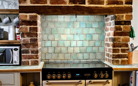 Syncocks Farm Cottage: Muur, Keuken, Steen, Interieur Ontwerp, Flooring, Toestel Van De Keuken, Meubilair, Verdieping, Countertop, Tegel