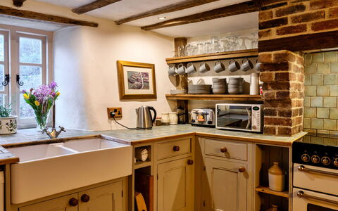Syncocks Farm Cottage: Hout, Meubilair, Interieur Ontwerp, Keuken, Cabinetry, Flooring, Huis, Verlichting, Plafond, Toestel Van De Keuken