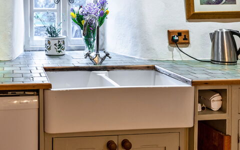Syncocks Farm Cottage: Gootsteen, Loodgieterswerkinrichting, Keuken, Wastafel, Countertop, Kraan, Flooring, Loodgieter, Interieur Ontwerp, Cabinetry