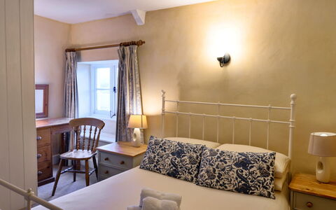 Syncocks Farm Cottage: Bed, Meubilair, Muur, Slaapkamer, Interieur Ontwerp, Verdieping, Hout, Bedding, Flooring, Laken