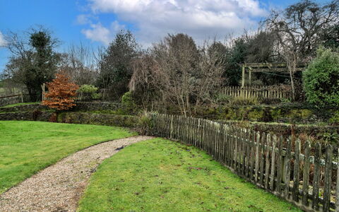 Syncocks Farm Cottage: Struik, Tuin, Landschap, Hek, Grasland, Plantengemeenschap, Land Lot, Groundcover, Home Schermen