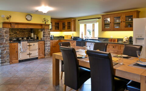 Oak Leaf Cottage: Meubilair, Interieur Ontwerp, Flooring, Keuken, Countertop, Hout, Cabinetry, Verdieping, Keuken En Eettafel, Verlichting