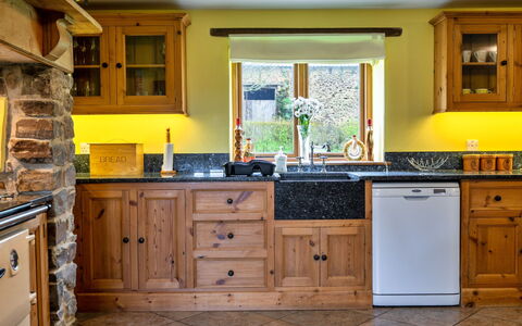 Oak Leaf Cottage: Keuken, Countertop, Cabinetry, Interieur Ontwerp, Meubilair, Flooring, Toestel Van De Keuken, Hout, Major Appliance, Kast