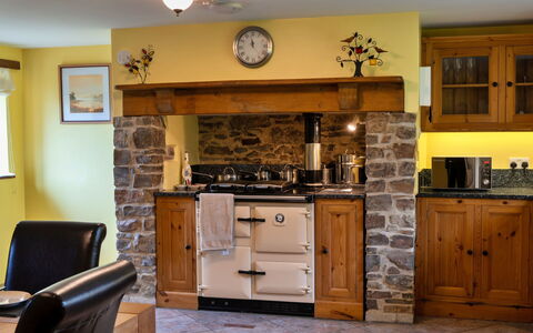Oak Leaf Cottage: Meubilair, Interieur Ontwerp, Flooring, Hout, Cabinetry, Toestel Van De Keuken, Keuken, Countertop, Verlichting, Verdieping