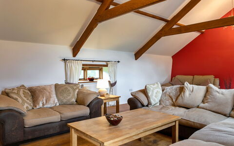 Oak Leaf Cottage: Meubilair, Interieur Ontwerp, Flooring, Hout, Verdieping, Bankstel, Plafond, Houten Vloer, Kamer, Woonkamer