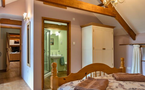 Oak Leaf Cottage: Interieur Ontwerp, Meubilair, Muur, Flooring, Hout, Plafond, Verdieping, Kamer, Bed, Slaapkamer