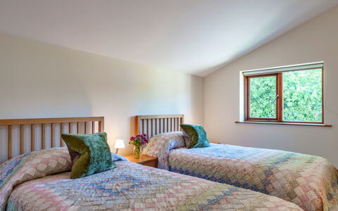 Little Norley: Bed, Interieur Ontwerp, Slaapkamer, Meubilair, Bedding, Laken, Muur, Flooring, Verdieping, Hout
