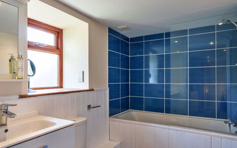 Little Norley: Badkamer, Muur, Loodgieterswerkinrichting, Flooring, Interieur Ontwerp, Bad, Verdieping, Kraan, Loodgieter, Tegel