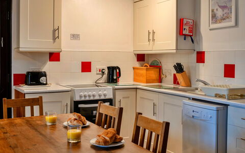 Old Nog Cottage, Stowford: Meubilair, Keuken, Toestel Van De Keuken, Major Appliance, Interieur Ontwerp, Flooring, Hout, Countertop, Kamer, Verdieping