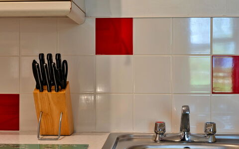 Old Nog Cottage, Stowford: Rood, Keuken, Countertop, Toestel Van De Keuken, Tegel, Kraan, Gootsteen, Wastafel, Loodgieter, Loodgieterswerkinrichting