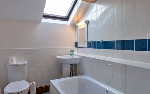 Old Nog Cottage, Stowford: Badkamer, Loodgieterswerkinrichting, Muur, Flooring, Verdieping, Bad, Kraan, Wastafel, Interieur Ontwerp, Loodgieter