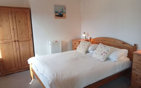 Halcyon Cottage, Stowford: Bed, Meubilair, Slaapkamer, Bedding, Laken, Interieur Ontwerp, Hout, Verdieping, Flooring, Kamer