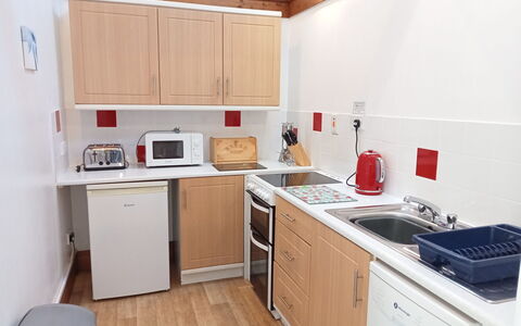 Halcyon Cottage, Stowford: Keuken, Toestel Van De Keuken, Countertop, Major Appliance, Cabinetry, Meubilair, Gootsteen, Interieur Ontwerp, Wastafel, Fornuis