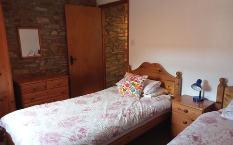 Halcyon Cottage, Stowford: Bed, Slaapkamer, Laken, Bedding, Hout, Meubilair, Verdieping, Textiel, Linens, Flooring