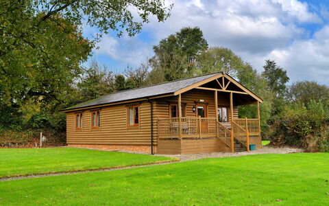 Tarka'S Holt Log Cabin, Stowford: Hout, Verblijf, Blokhut, Garden Gebouwen, Hardwood, Veranda, Schuur, Beits, Gazon, Werf