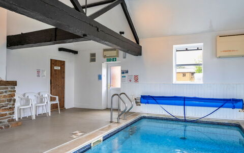 Tarka'S Holt Log Cabin, Stowford: Flooring, Verdieping, Plafond, Zwembad, Hardwood, Beits, Toevlucht, Daylighting