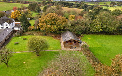Tarka'S Holt Log Cabin, Stowford: Gras, Boom, Grasland, Plain, Landschap, Landelijk Gebied, Land Lot, Verblijf, Menselijke Nederzetting