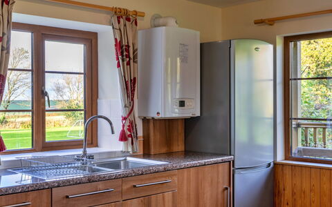 Tarka'S Holt Log Cabin, Stowford: Keuken, Toestel Van De Keuken, Hout, Flooring, Interieur Ontwerp, Cabinetry, Countertop, Meubilair, Verdieping, Gootsteen