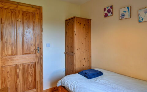 Tarka'S Holt Log Cabin, Stowford: Meubilair, Hout, Flooring, Slaapkamer, Interieur Ontwerp, Verdieping, Bed, Kamer, Laken, Beits