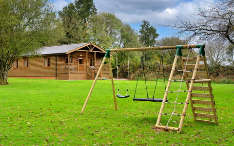 Tarka'S Holt Log Cabin, Stowford: Hout, Speeltoestel, Schaduw, Tuin, Gazon, Schommel, Speelplaats, Park, Werf, Beits