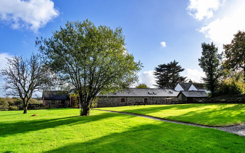 Tarka'S Holt Log Cabin, Stowford: Gras, Boom, Afdeling, Blad, Struik, Huis, Grasland, Landschap, Plain, Huis