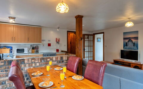 Tarquol Cottage, Stowford: Meubilair, Interieur Ontwerp, Hout, Flooring, Plafond, Verdieping, Kamer, Tafel, Bankstel, Woonkamer