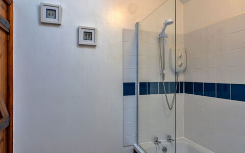 Tarquol Cottage, Stowford: Loodgieterswerkinrichting, Badkamer, Flooring, Verdieping, Loodgieter, Interieur Ontwerp, Douche, Kraan, Douchekop, Tegel