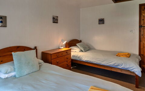 Tarquol Cottage, Stowford: Bed, Slaapkamer, Meubilair, Muur, Laken, Bedding, Verdieping, Hout, Flooring, Interieur Ontwerp