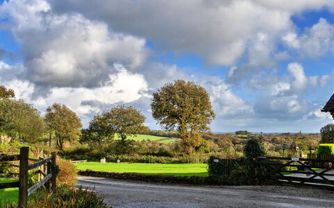 Tarquol Cottage, Stowford: Struik, Wolk, Land Lot, Landelijk Gebied, Tuin, Landscaping, Weide, Cumulus, Meteorologisch Verschijnsel, Veld