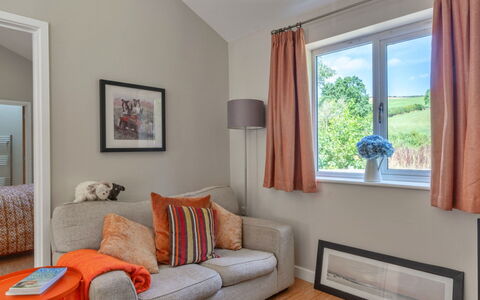 Marsh Cottage: Meubilair, Interieur Ontwerp, Bankstel, Flooring, Hout, Verdieping, Kamer, Plafond, Woonkamer, Verlichting
