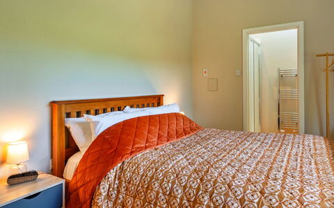 Marsh Cottage: Bed, Bedding, Slaapkamer, Interieur Ontwerp, Laken, Muur, Verdieping, Meubilair, Hout, Linens