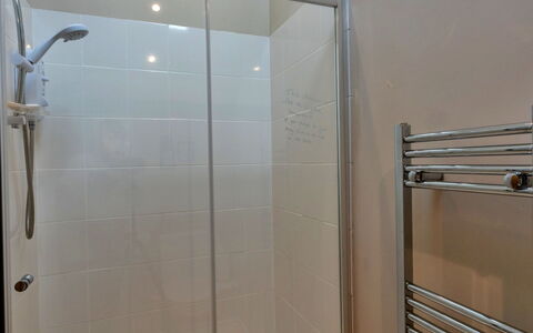 Marsh Cottage: Loodgieterswerkinrichting, Douchekop, Douche, Flooring, Badkamer, Loodgieter, Verdieping, Deur Van De Douche, Douchepaneel, Glas