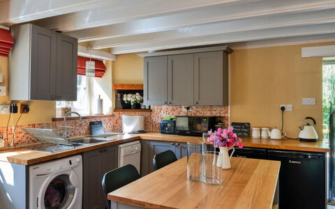 Marsh Cottage: Countertop, Keuken, Meubilair, Interieur Ontwerp, Cabinetry, Flooring, Toestel Van De Keuken, Hout, Major Appliance, Plafond
